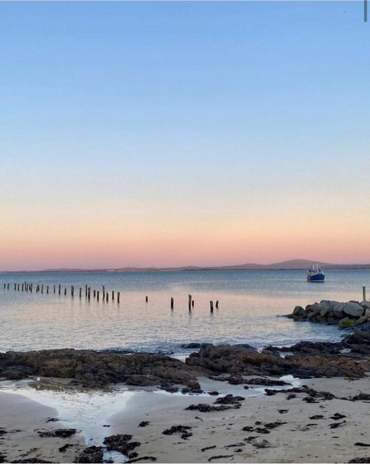 Bridport Bay Inn Bagian luar foto