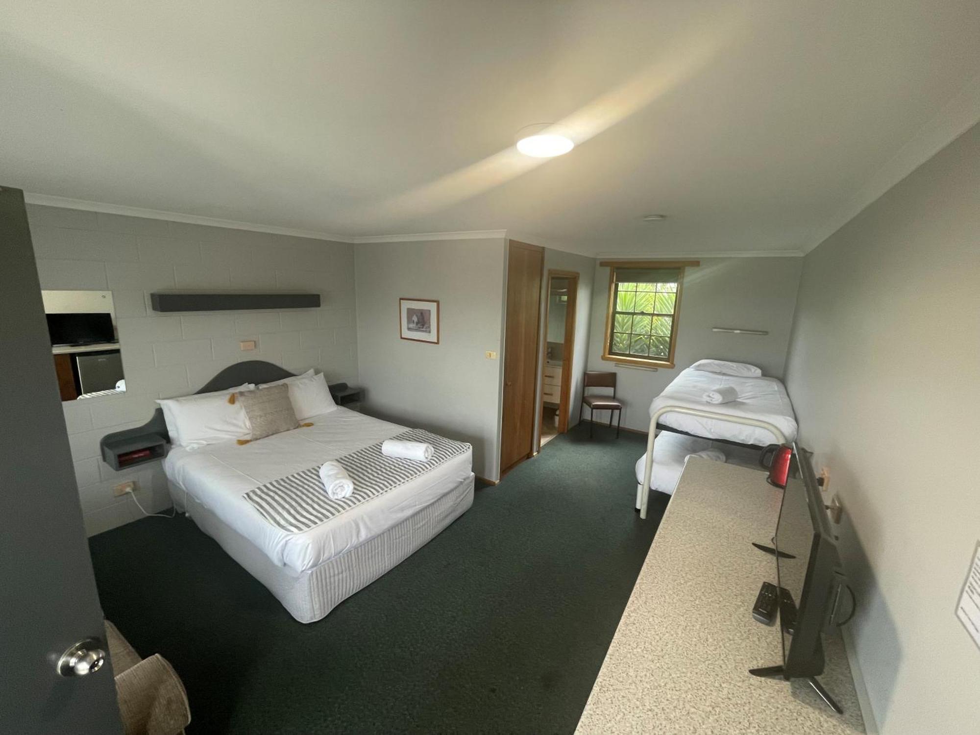 Bridport Bay Inn Bagian luar foto